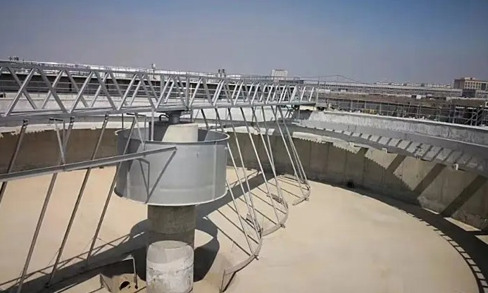 ZQXN型(xing)週邊傳(chuan)動(dong)全橋(qiao)虹(hong)吸式吸(xi)泥機