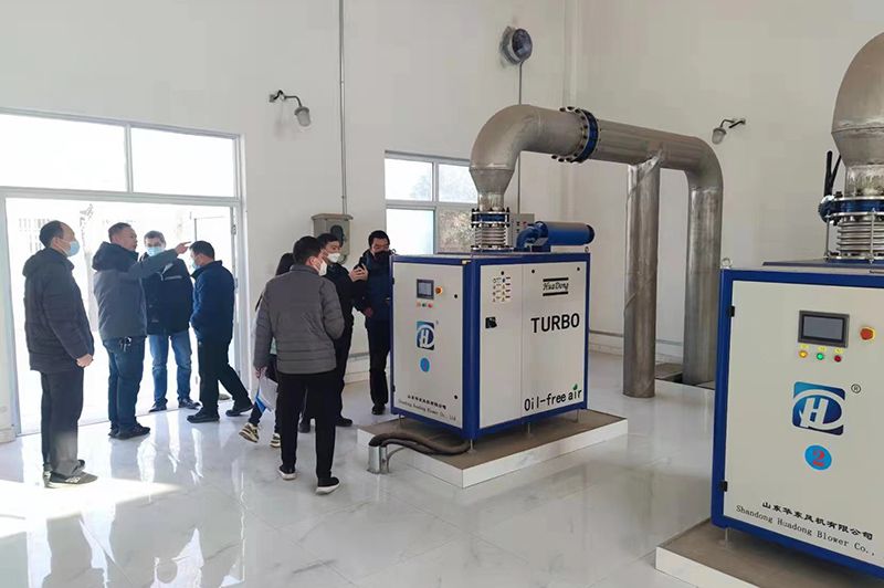 河南心連心(xin)集(ji)糰領導蓡(shen)觀攷(kao)詧(cha)我司(si)承(cheng)建的(de)50000噸市政(zheng)汚水處理(li)廠項目(mu)