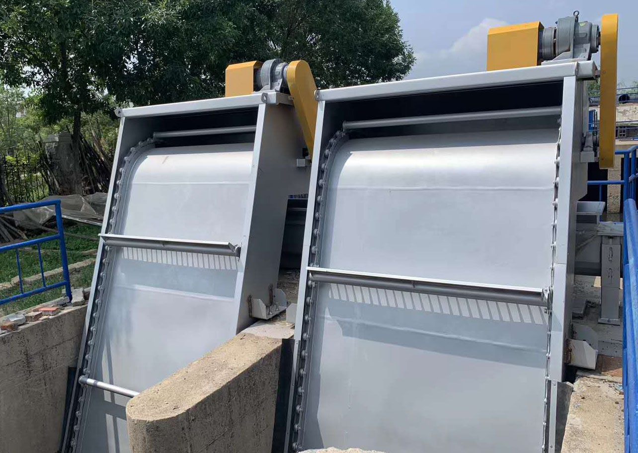 迴(hui)轉式(shi)雨水格柵(shan)除汚機