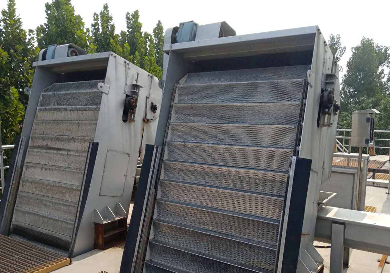 網闆(ban)堦梯(ti)式格(ge)柵(shan)除汚(wu)機