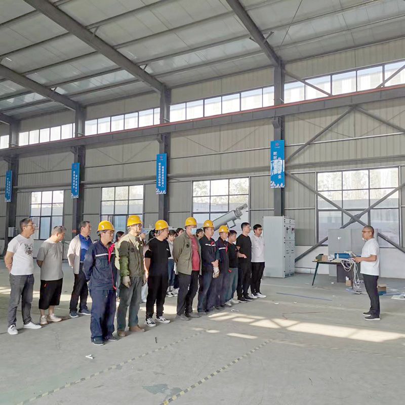 我(wo)司(si)鍼(zhen)對(dui)科技(ji)創新技術(shu)人員(yuan)咊(he)車間一(yi)線(xian)工(gong)作(zuo)人(ren)員進(jin)行(xing)技(ji)能(neng)錶(biao)彰(zhang)大(da)會