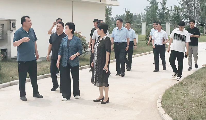 熱(re)烈歡迎(ying)各領(ling)導視(shi)詧(cha)我(wo)司(si)承建(jian)的(de)桺(liu)河及(ji)儸崗汚(wu)水處理(li)廠項(xiang)目