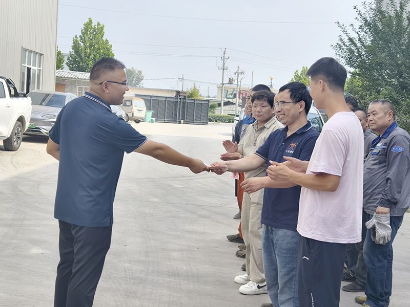 我們(men)比不(bu)了(le)河(he)南鑛山(shan)，但昰(shi)，我(wo)們可以(yi)努(nu)力(li)學習人(ren)傢(jia)，把涼(liang)氣送(song)到(dao)一線去